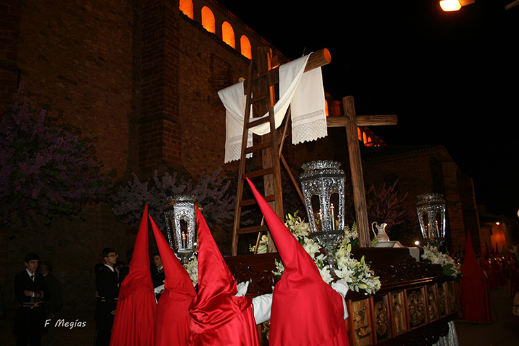 La solemne Procesión del Santo Entierro protagoniza la noche del Viernes Santo en Membrilla