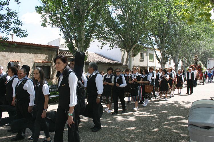 La multitudinaria romería de San Isidro se reescribe sobre el nuevo recinto del Espino