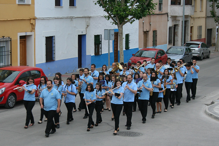 Las bandas jóvenes de Membrilla y Alcázar ofrecen una lección musical bajo la tormenta