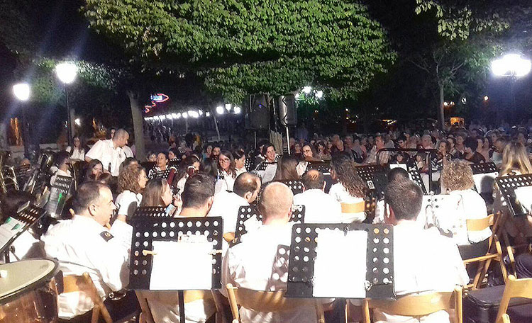 Un año más, la Asociación Musical Maestro Emilio Cano convocó a los vecinos de Membrilla en la cabecera del Espino, bajo el simbólico escenario del Templete de la música, para ofrecerles la que ya suma su tercera edición de la Velada de Música Española.