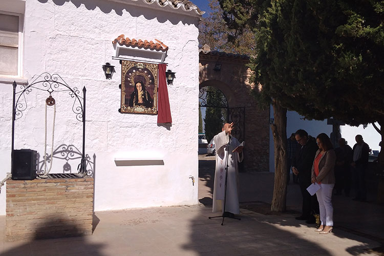 Bendecido el nuevo retablo cerámico de Ntra. Sra. de la Soledad en el cementerio de Membrilla