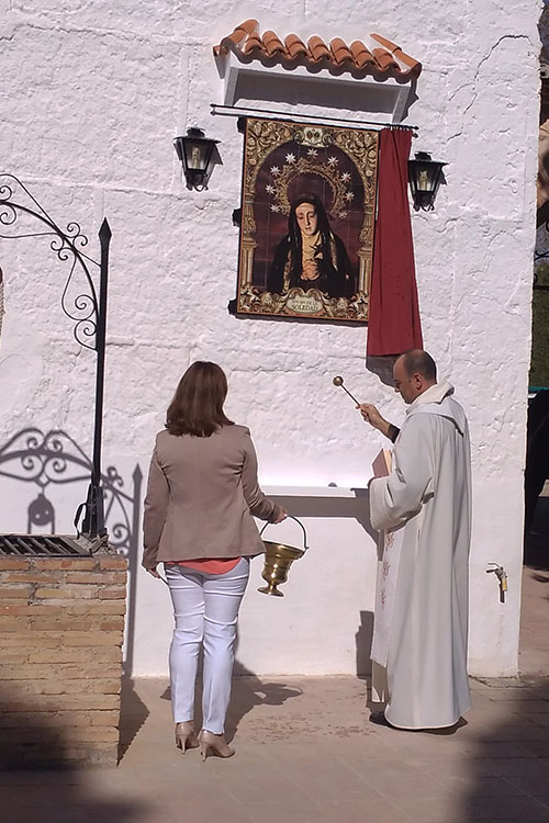 Bendecido el nuevo retablo cerámico de Ntra. Sra. de la Soledad en el cementerio de Membrilla