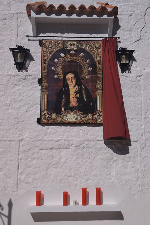 Bendecido el nuevo retablo cerámico de Ntra. Sra. de la Soledad en el cementerio de Membrilla