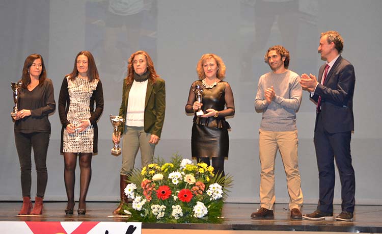 Las atletas del C.A. Membrilla recogen su merecido premio en la XI Gala del Circuito de Carreras Populares