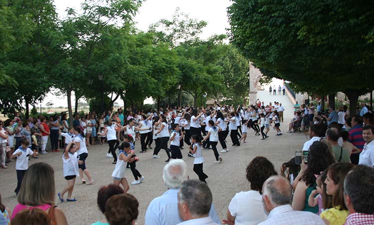 Veinticinco años de jotas y seguidillas a los pies de la ermita del Espino