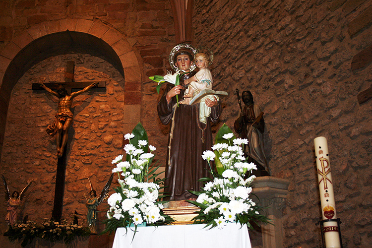 La devoción a san Antonio de Padua y la tradición del pan de los pobres vuelven a llenar el templo parroquial de Membrilla