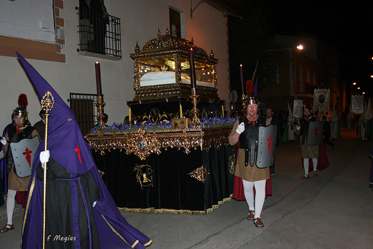 Viernes Santo: acompañar, contemplar, añorar