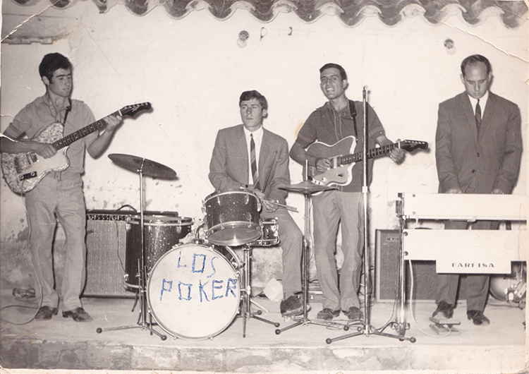 Grupo Los Poker en un baile de verano en la Peña