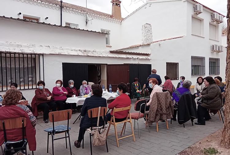 Las Amas de Casa mantienen los rescoldos de la fiesta del Jueves de Comadres