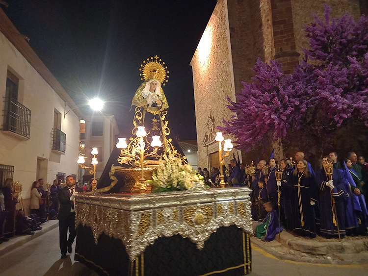 Imagen histórica de la Virgen de los Dolores en la procesión del Santo Entierro