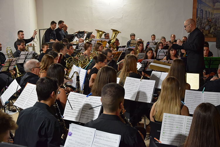 La Unión Musical de Membrilla llena el aforo del patio del Museo Comarcal de Daimiel